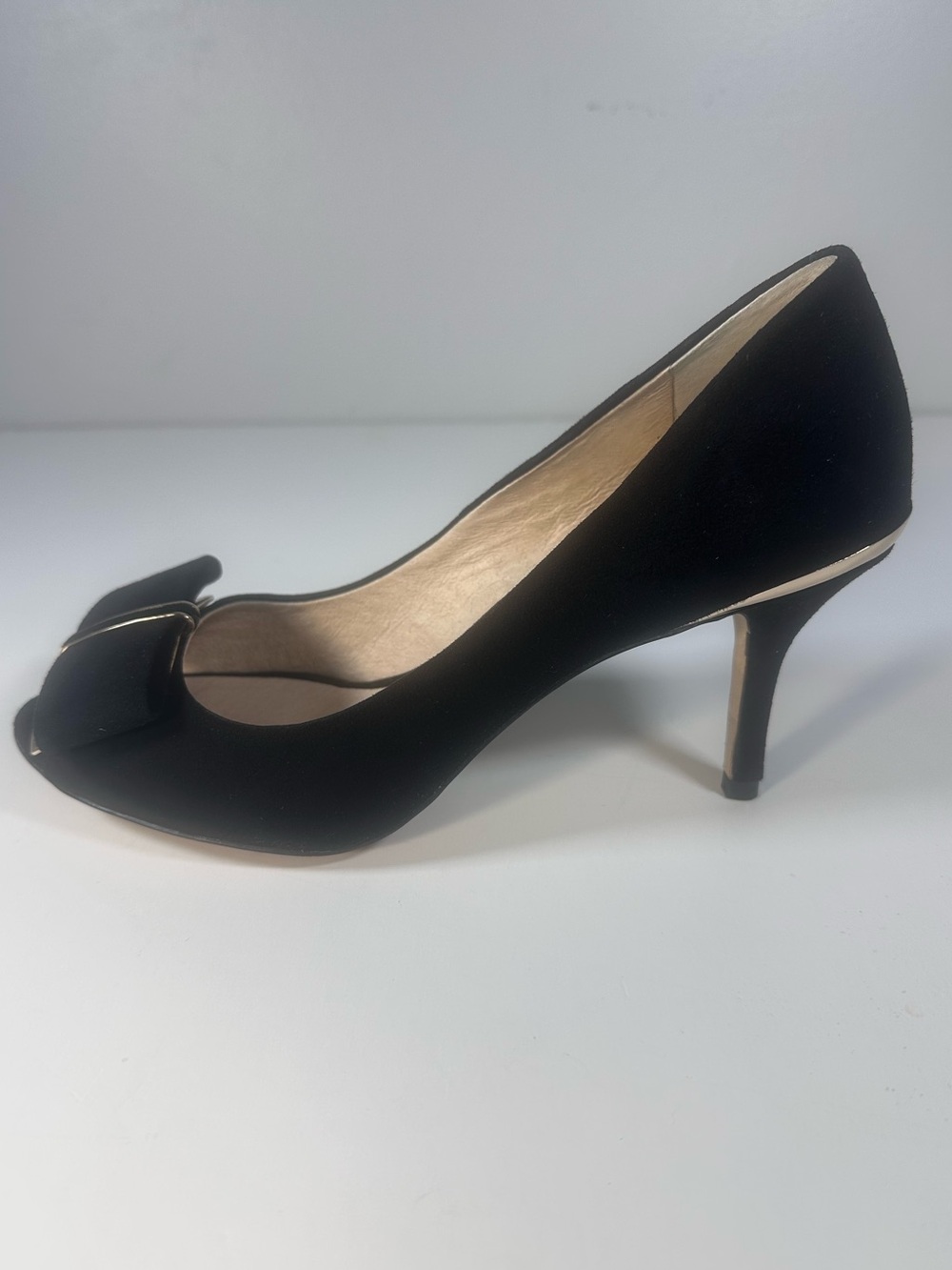Louise et Cie Black Suede Black Peep Toe Heal 38 8B Bow Gold Hardware Stiettos